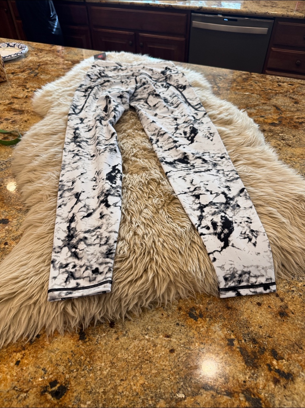 NWT The Gym People pocket leggings. White and black marble. Size small. - Picture 5 of 5